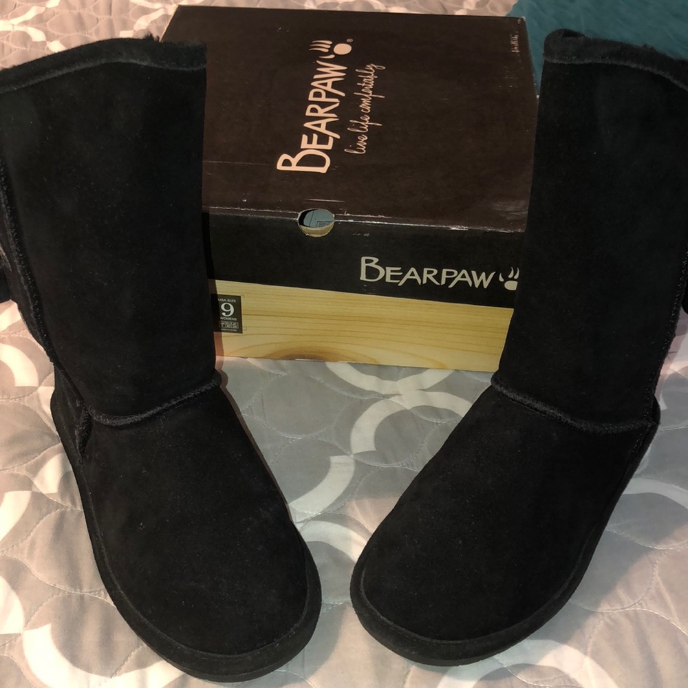 Women’s BearPaw Boshie Boot size 9